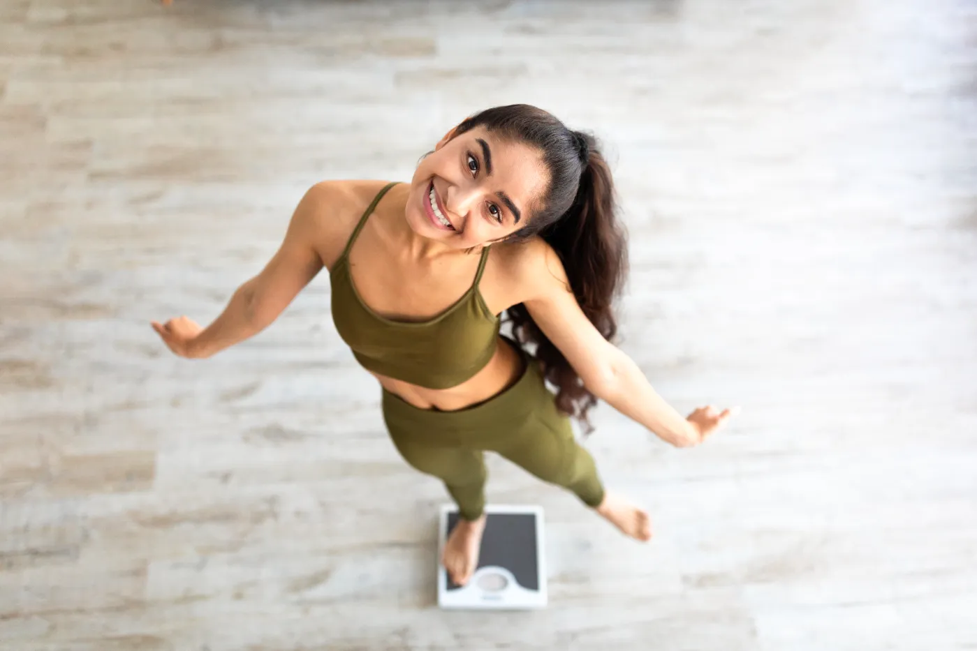Mujer midiendo su cintura