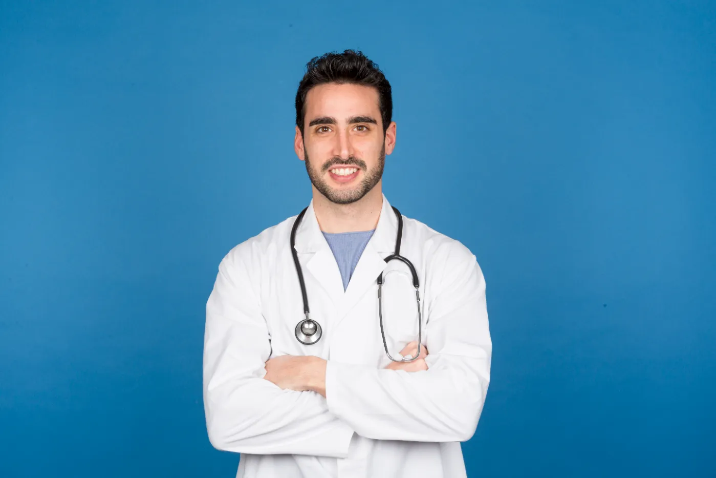 Médico con brazos cruzados