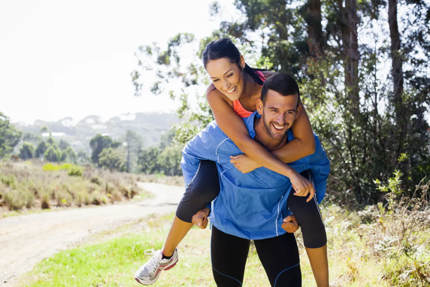 Pareja corriendo al aire libre